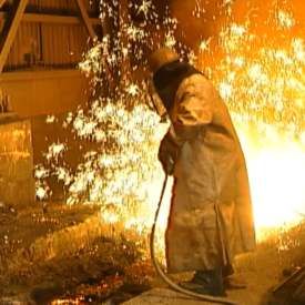 Images brutes du travail dans un haut fourneau