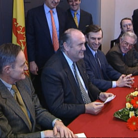 Remise du chèque d’Usinor à la Région wallonne pour le rachat de Cockerill-Sambre en 1999