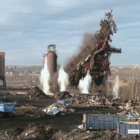 Images de la destruction du haut fourneau B de Seraing le 16 décembre 2016